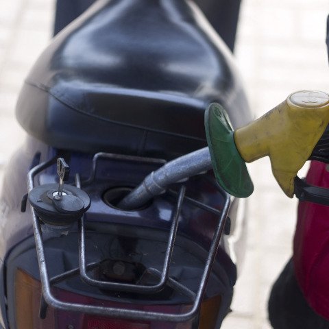 AA reports supermarket fuel price war offering “pennies off” scam to boost sales